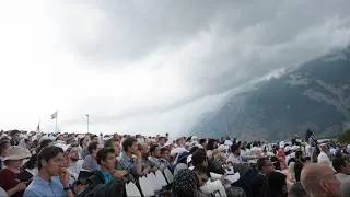 Miniature : Écône 2026 | Sous l'orage, ils prient le chapelet pour le Saint-Père et toute l'Eglise