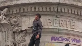 Miniature : Il escalade la statue Place de la République & nargue la Police - Mouvement "Bloquons tout"