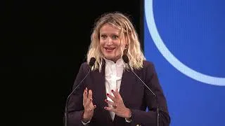 Miniature : La philosophe Gabrielle HALPERN s'exprime au palais des Congrès à Paris