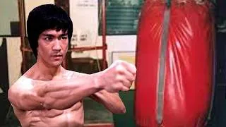 Miniature : Bruce Lee Frappe un Sac de Boxe de 300 kg. Et Son Élève l'a Vu Claquer Contre le Plafond !
