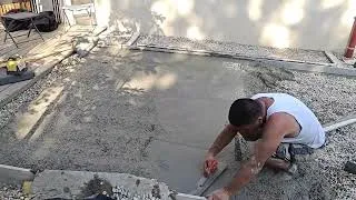 Miniature : Le maçon lisse le béton de la dalle grâce à sa taloche 