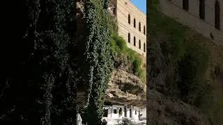 Miniature : Pourquoi ce village est-il caché à l’intérieur d’une montagne ?