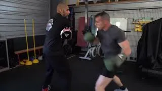 Miniature : 4 Rounds Sans Relâche : Major Gérald s'entraîne à la Boxe Anglaise