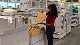 Miniature : Achetez un plateau rond en bois chez IKEA pour transformer votre salon avec cette astuce géniale !