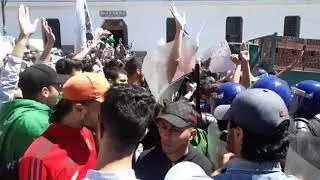 Miniature : Les Algériens manifestent contre l'armée
