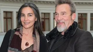 Miniature : Florent Pagny hilare avec Rachida  : sa femme Azucena à leurs côtés pour une prestigieuse occasion