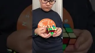 Miniature : Le Rubik's Cube n'a plus aucun secret pour Riad ;-)