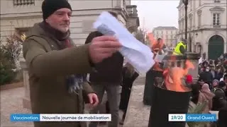 Miniature : Des manifestants à Orléans brûle leur Pass vaccinal