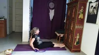 Miniature : le yoga comme immunostimulant naturel: grâce aux inversions, torsions, extensions , au pranayama.
