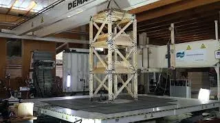 Miniature : Barad-dûr, essais sur table vibrante d’un portique en bois