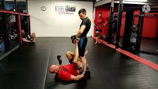 Miniature : réussir un renversement trépieds en MMA .