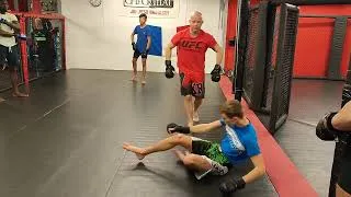 Miniature : double leg médian + variation en knee picks (ramassement de genoux ) en MMA.