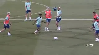 Miniature : Entraînement individuel de Neymar et d'Alex Sandro en piscine pour un retour plus vite.