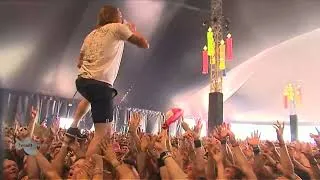 Miniature : En CONCERT il monte sur son PUBLIC, et choppe un VERRE de BIERE en plein VOL
