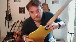 Miniature : Une  guitare venue tout droit des années 80