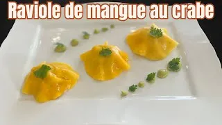 Miniature : Ravioles de mangue au crabe à la pomme et aux herbes fraîches.