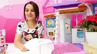 Miniature : Bébé arrive. La poupée Chris se prépare à une grande surprise
