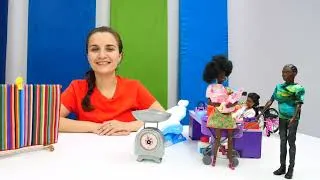 Miniature : Les poupées Barbie et Ken accueillent leur bébé. Une douce surprise en famille