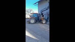 Miniature : Mise en place du silo à céréales avec le tracteur et le sur-élévateur