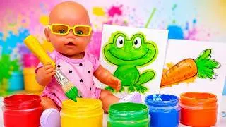 Miniature : Le bébé et la nounou dessinent en mélangeant la peinture pour avoir beaucoup de couleurs !