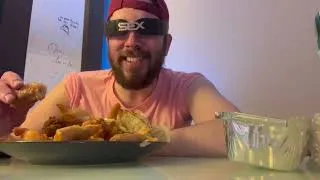 Miniature : Un marginal au bord du gouffre se surine un cheat meal asiatique dans le respect !