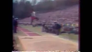 Miniature : Carl  Lewis  skacze  8. 71m  0, 3 w Los Angeles na Drake Track Stadium 13 maja 1984 r