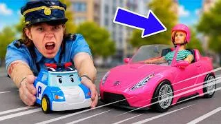 Miniature : La poupée a oublié son casque. Jeux avec des poupées et des petites voitures