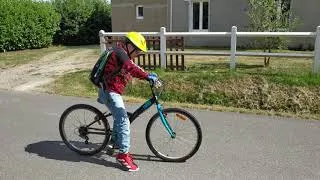 Miniature : Comment apprendre à démarrer à vélo? Ellyot vous montre ...