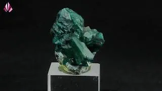 Miniature : Dioptase de Mindouli, RD Congo présenté sur socle (#611)