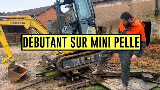 Miniature : Débutant conducteur d’engin sur une mini pelle.