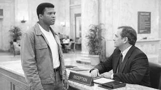 Miniature : Un banquier refuse de servir Muhammad Ali car il est noir - Sa réaction bouleverse toute la banque