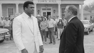Miniature : Un Maire Raciste INTERDIT Muhammad Ali de sa Ville — Ce qui Arrive 24h Plus Tard CHOQUE l'Amérique