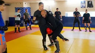 Miniature : Cyrille Diabaté montre un exemple de Single Leg en MMA