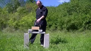 Miniature : Casse de deux bouteilles de verre, de trois briques et d'une bordure de béton.