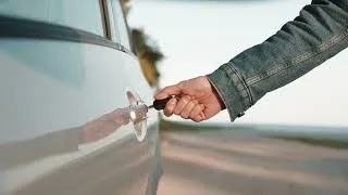 Miniature : opening car door