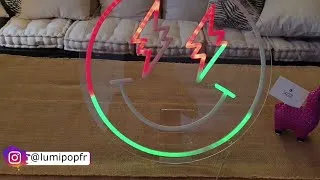 Miniature : Découvrez l'enseigne néon PIXEL personnalisée sur fond Plexiglas. Enseigne lumineuse avec animations