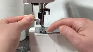 Miniature : Comment utiliser l'enfile aiguille sur une machine à coudre Gritzner Tipmatic ?