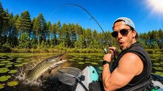 Miniature : Ce brochet a percé mon NOUVEAU float tube au pire moment...