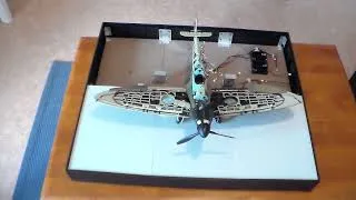 Miniature : PRESENTATION DU SPITFIRE MK LA SUR SON SOCLE .