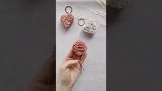 Miniature : [TUTO] Macramé Comment réaliser facilement un porte clé pompon cœur en coton macramé peigné Bobbiny