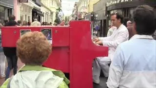 Miniature : Concert de piano tiré par un quad électrique