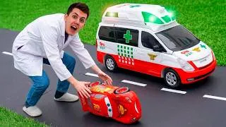Miniature : Hé, docteur ! Une voiture de course rouge arrive à l’hôpital des jouets