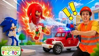 Miniature : Les camions de pompiers sur l'aire de jeux. Mater Toc-Toc et ses jouets viennent à la rescousse