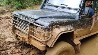 Miniature : Land Rover 110 en action sur une route boueuse très difficile