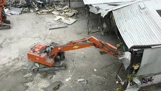 Miniature : Ils détruisent un hangar à coup de pelleteuses !!