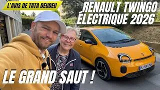 Miniature : Après 24 ans en Twingo 1, Tata Deudeu teste la nouvelle Twingo 4 électrique