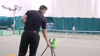 Miniature : Lanceur de balles de tennis The Baseliner avec support de balles.