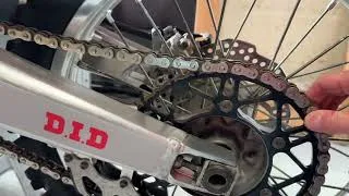 Miniature : Comment remplacer un kit chaine moto cross (250 CRF)