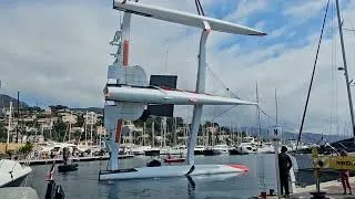 Miniature : Après le chavirement  du trimaran " Le rire medecin" remise à l'endroit au  port du Lavando