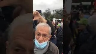 Miniature : Rassemblement de soutien pour le Pr Perronne devant l'hôpital de Garches